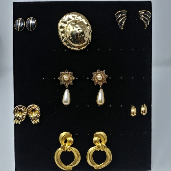 Jewelry - 7 Piece Vintage Gold/Black Tone Jewelry Set